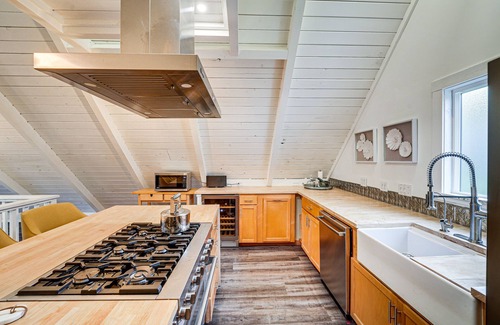 Geneva House | Stylish Bellingham Home w/Lake + Mountain Views!