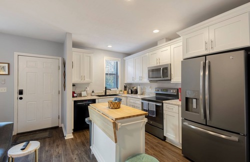 Gainesville House | Stylish Bungalow, Walk to UF, BHG, Publix