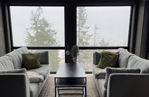 B House | Stylish cabin at Lifjell with jacuzzi and sauna