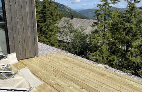 B House | Stylish cabin at Lifjell with jacuzzi and sauna