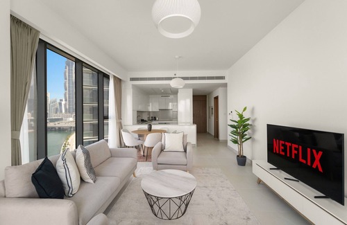 Al Safa Apartment | Stylish Canal-Front 2 BD + Maid in Al Wasl