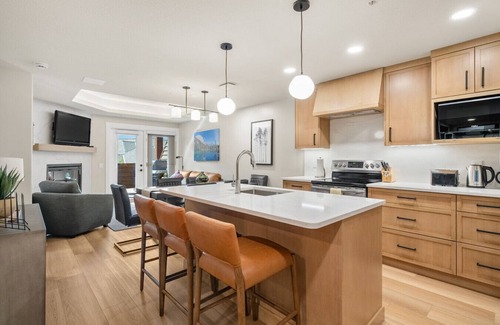 Canmore Apartment | Stylish Canmore Escape | Sleeps 6 | Pool + Hot Tub