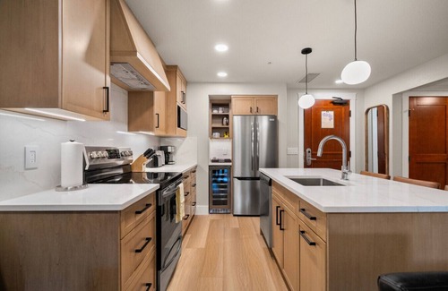 Canmore Apartment | Stylish Canmore Escape | Sleeps 6 | Pool + Hot Tub