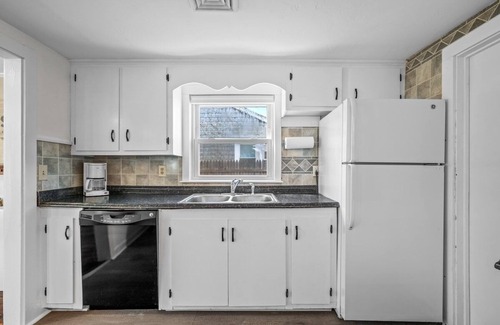 West Yarmouth House | Stylish Cape Escape | Walk to Beach | Central AC