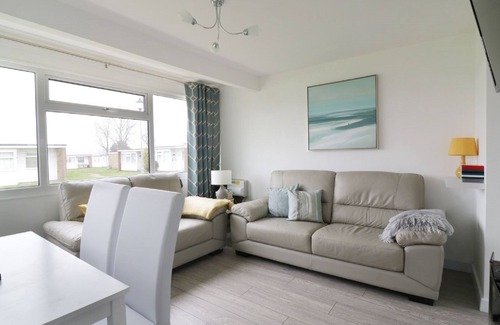 Great Yarmouth Ski Chalet | Stylish Chalet Complex 5 min stroll to Scratby Beach/convenient for the Broads