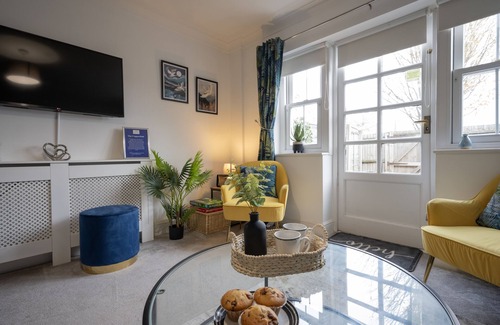 Canterbury House | Stylish city 4-Bed house with Garden & Parking