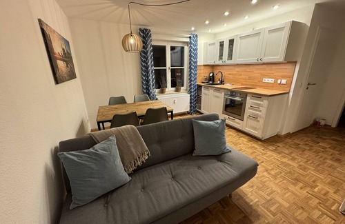 Kaditz Apartment | Stylish city retreat near the Elbe - King-size bed