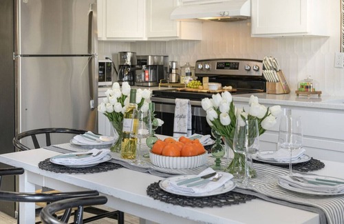 Portsmouth Condo | Stylish Coastal Suite Newport county Pet OK/Yard