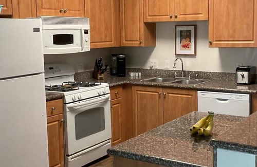 Del Rey Apartment | Stylish coastal escape in Marina del Rey with Modern Resort style amenities.