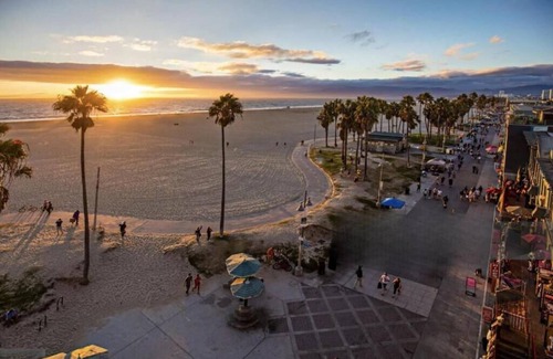 Del Rey Apartment | Stylish coastal escape in Marina del Rey with Modern Resort style amenities.