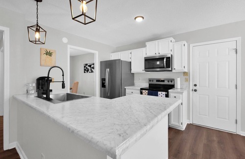 Fayetteville House | Stylish Comfort Near Fort Bragg – Family & Business Friendly!