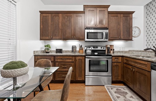 North Chattanooga House | Stylish & Comfy ~ 5★ Location ~ Game Room ~ Decks!
