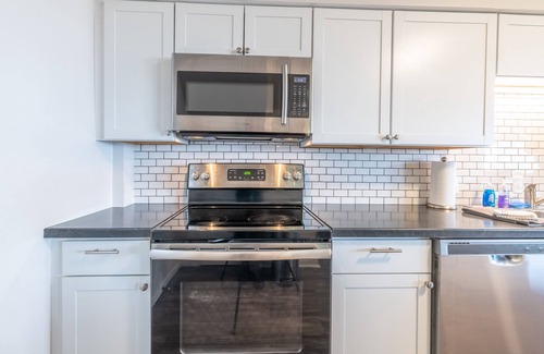 East Price Hill Apartment | 🌃Stylish & Comfy | 5⭐️Location, Views, Queen Beds🌌