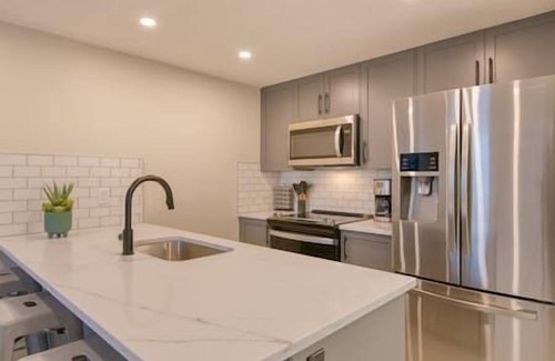 Northwest Calgary Apartment | Stylish & Comfy Mountain Escape King Bed 1 Hour from Banff National Park