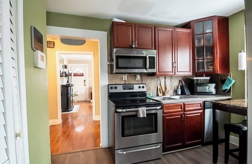 Pittsburgh House | Stylish & Comfy Retreat: 5-star Central Location - Backyard - BBQ - Free Parking