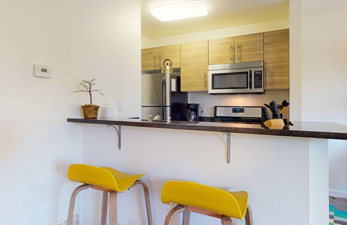 Travis Heights Condo | Stylish condo w/WiFI, full kitchen, shared pool, balcony, and downtown views