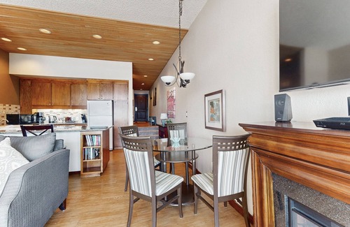 Chelan Condo | Stylish Condo with Shared Hot Tub, Pool & Lakefront Access