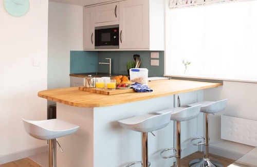 West Itchenor House | Stylish Cosy Annexe in Pretty Sailing Village