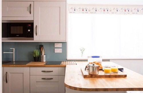 West Itchenor House | Stylish Cosy Annexe in Pretty Sailing Village