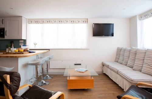 West Itchenor House | Stylish Cosy Annexe in Pretty Sailing Village