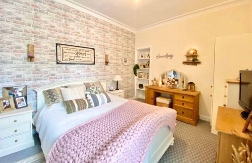 Newmilns Condo | Stylish cosy flat in the rural village of Newmilns