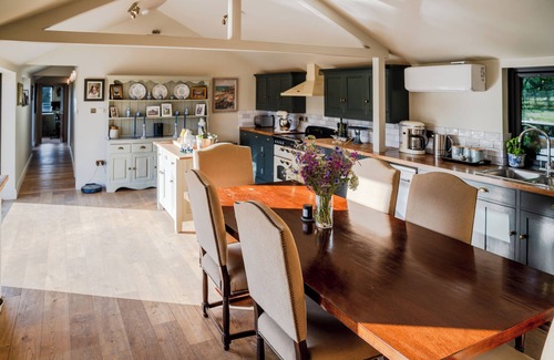 Nettleton House | Stylish Cotswold Barn Conversion with hot tub near Bath