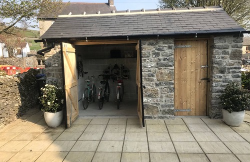 Chelmorton House | Stylish cottage for 2 guests, pet friendly, dining pub nearby, Chatsworth 10m.