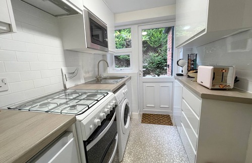 North Ferriby House | Stylish cottage in vibrant riverside village
