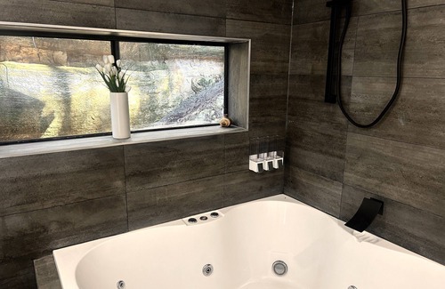 Wisemans Ferry House | Stylish country guesthouse escape one hour from Sydney