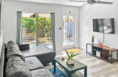 Harbor Village Apartment | Stylish & Cozy Home Close To Beach- Free Parking, Private, Backyard, Laundry