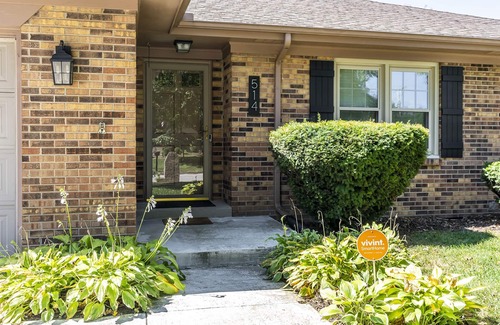 Open Gates House | ⭐️Stylish & Cozy Ranch⭐️ Patio, Fenced Back Yard, Fire 🔥Pit-all the essentials!