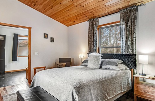 New Lisbon Cabin | Stylish & Cozy Retreat W/ Free WiFi, Three Ponds On-site, & Jetted Tub - Dogs OK