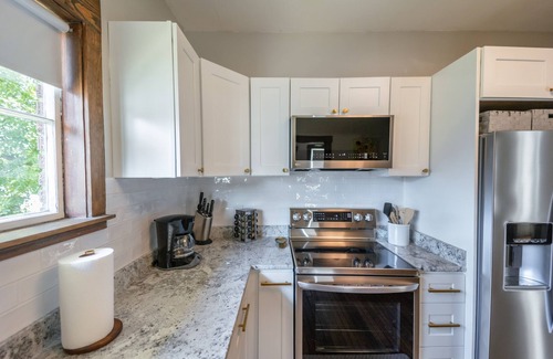 Somerset House | Stylish craftsman, perfect for groups, steps away from Downtown!