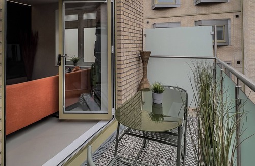 Tower Hamlets Apartment | Stylish Designer Apartment - 1 minute walk to Mile End tube station