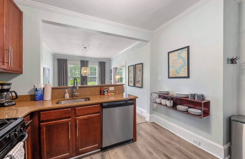Dilworth Condo | Stylish Dilworth 2BR King Condo | Porch | Walkable