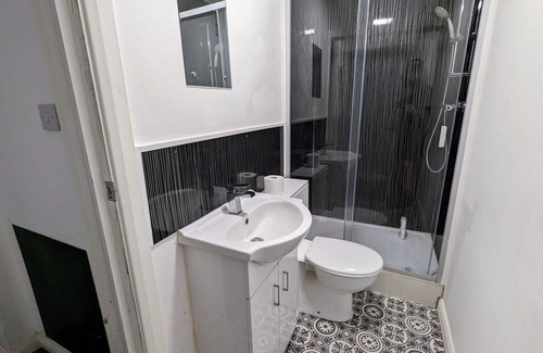 Barrow-in-Furness House | Stylish Double En Suite Room in a Central Location with Fantastic Facilities.