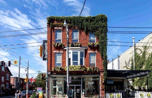 Beaconsfield Village Condo | Stylish Downtown 1 BR with a Stunning View | Close to Everything