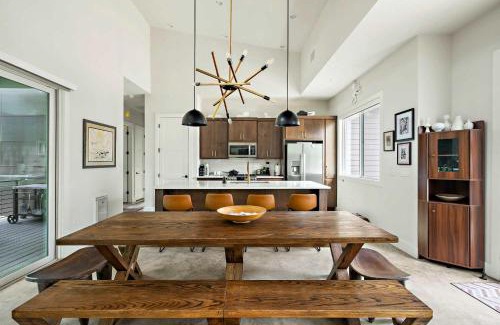 MLK House | Stylish East Austin Home - 2BR-BBQ-Close to DT