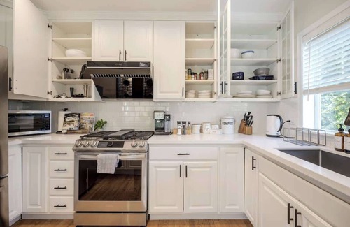 Grass Lawn House | Stylish & Elegant 2BR 2.5BA Haven in Kirkland
