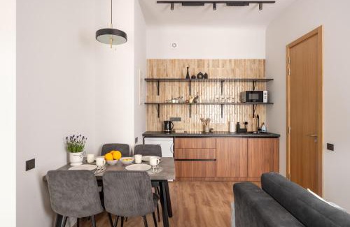 Avoti Apartment | Stylish family 1 BR with working desk by Park and Top Restaurants