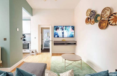 Swindon Apartment | Stylish Flat in Central Location with free parking.