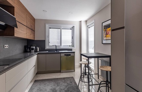 Caddebostan Mahallesi Apartment | Stylish Flat with Balcony 4 min to Bagdat Avenue