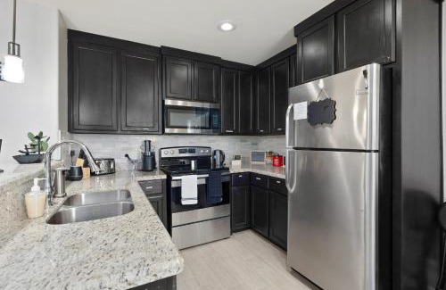 Edinburg Apartment | Stylish Furnished 2Bd 2Ba Apartment with Wifi Close to Shopping and Entertainment in McAllen Month to month contract on long term stays