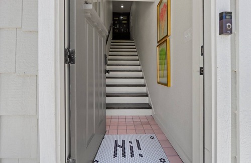 Weatherford Apartment | Stylish getaway in the Historical District. Walk to Dinner & Shopping. Fast WiFi