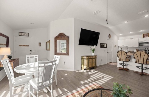 Sumter County House | Stylish Golfside Getaway