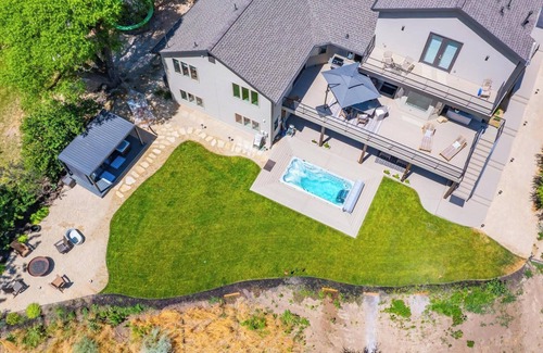 Sandy House | Stylish Guest Home with Garden and Mountain View