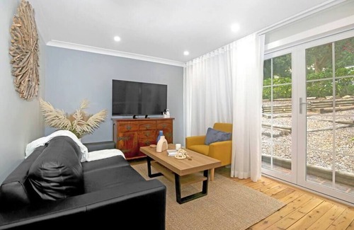 Belrose Apartment | Stylish Guesthouse in the Heart of Belrose