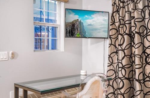 Hollywood Apartment | Stylish Guesthouse in the Heart of Hollywood with Free Parking