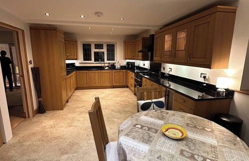 Oxted House | Stylish Happiness Home in Surrey