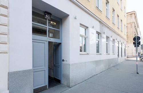 Rudolfsheim-Funfhaus Apartment | Stylish Haven - Near Yppenplatz and Brunnenmarkt